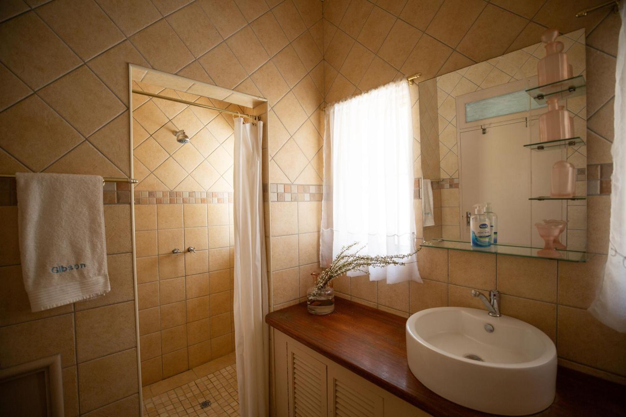 Gibson Place Vrede Luaran gambar
